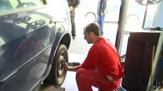 Pericolul de pe sosea! Tot mai multi romani prefera carpeala, in locul unor piese noi, atunci cand vine vorba de reparatii la masina!