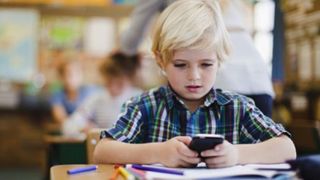 Interzis la telefoane mobile in scoli! Legea adoptata de francezi vine si in Romania!