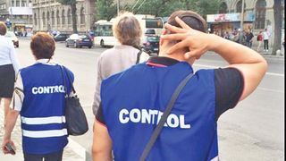 Bataie intre controlorii RATB si un om al strazii! Un jandarm a fost zgariat de catre persoana fara adapost, care este infectata cu HIV!