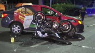 Accident grav in Bucuresti! Un motociclist a intrat puternic intr-o masina care i-a taiat calea!