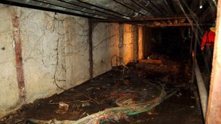 Cadavrul unei femei, descoperit in subsolul plin cu apa al unui bloc. Cine este femeia si ce spun vecinii