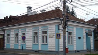 Casa din Sighetul Marmatiei a scriitorului Elie Wiesel, vandalizata! Pe peretii exteriori au fost scrise mesaje antisemite!