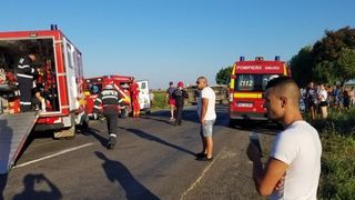 Un mort si trei raniti in Buzau, in urma unui accident in care au fost implicate trei masini!
