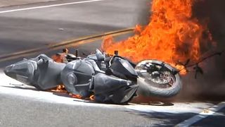 Tragedie pe o sosea din Dolj! Un motociclist a murit dupa ce a intrat intr-o masina! Inca doua persoane au fost ranite!