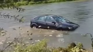 A vrut sa-si spele masina in rau, dar a venit viitura peste el! Ce a patit un sofer din Arges!