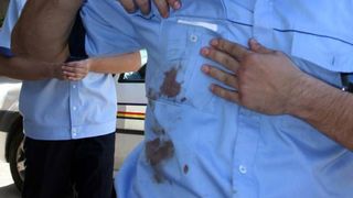 Politist brailean, lovit cu piatra in cap de un tanar agresiv! Uniforma omului legii a fost rupta!