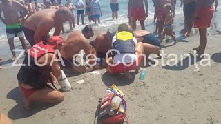 Un copil de 4 ani, inecat in mare a fost salvat in mod miraculos de doi angajati ISU - SMURD care erau in concediu