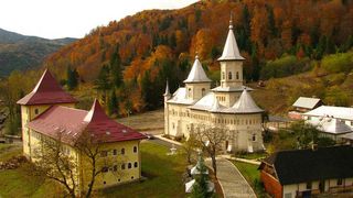 Tragedie langa o Manastire din Neamt! Un barbat a murit, iar fiul lui a fost ranit dupa ce au cazut intr-o rapa!