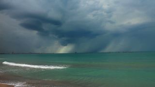 Vreme capricioasa pe litoral! Turistii din Eforie Nord au fost alungati de o furtuna puternica!