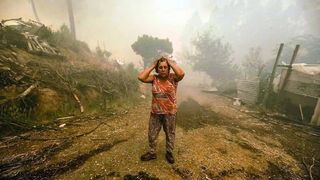 Sute de turisti au fost evacuati dintr-o statiune portugheza din cauza incendiilor de vegetatie!