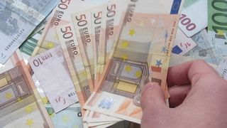 Euro a scazut spre pragul de 4,64 lei