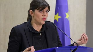 Laura Codruta Kovesi s-a pozat cu o admiratoare acasa, la Medias! FOTO