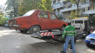 Atentie, soferi! Amenzi usturatoare pentru proprietarii de masini care abandoneaza autoturismele pe spatiul public. Cat vor trebui sa scoata din buzunare
