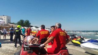 Panica in Mamaia! Un barbat si fiul sau de opt ani s-au izbit cu skijetul de stabilopozi!