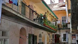 Turistii sparg bani grei pentru a dormi o noapte in cladirile vechi din Transilvania!