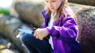 Halucinant! O fetita de 13 ani din Oradea si-a iesit din minti si a injunghiat-o pe bunica ei pentru ca nu a lasat-o sa iasa la joaca