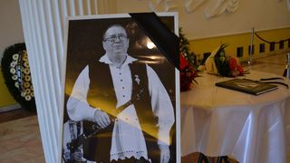 Ce le-a cerut primarul locuitorilor din Grosi, in ziua inmormantarii lui Dumitru Farcas! Marele taragotist va fi inhumat in spatele casei parintesti