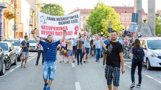 Gest de milioane facut de romanii din Diaspora in memoria lui Dumitru Farcas! E senzational ce s-a intamplat astazi la CLUJ! Oamenii au venit sa protesteze impotriva PSD, dar au facut ASTA! SUPERB