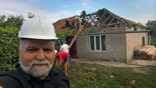 Impresionant! Un preot din Olt a renovat casa unor copii orfani in doar 8 zile! Poze comparative cu locuinta