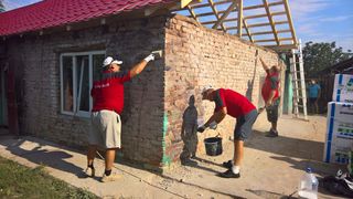 Voluntarii au lucrat de zor pentru renovarea casei