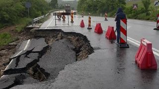 Un crater adanc de doi metri s-a format pe o strada din Brasov, in urma unei avarii la o conducta de apa
