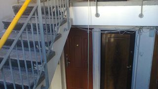 Un tanar din Pitesti a fost gasit mort in scara blocului. Vecinii cred ca ar fi cazut peste balustrada