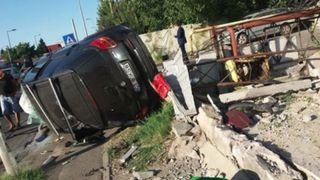 Accident ingrozitor in Pipera. O masina a fost proiectata pe trotuar, unde a lovit o femeie care este in coma, cu un picior amputat. Este pericol de explozie