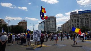 Femeia care i-a socat pe protestatarii din Piata Victoriei! De ce a fost luata de jandarmi din mijlocul multimii VIDEO