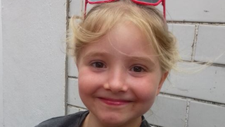 A murit sub ochii mamei sale, care a privit neputincioasa intreaga tragedie. Ingerasul asta de fetita nu merita o asemenea soarta! Motivul mortii este banal