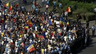 Nebunie la mitingul diasporei! Mai multe persoane au daramat gardurile si au inceput sa arunce cu sticle. Jandarmii au folosit gaze lacrimogene