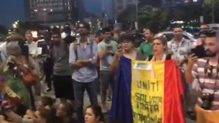 Mitingul diasporei: Protestatarii din Piata Victoriei au aprins lanternele telefoanelor mobile la ora 21.00 si au strigat "Demisia!"