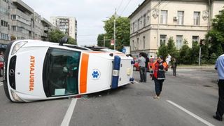 Accident dramatic in Constanta! O ambulanta in care se aflau un copil de trei ani si mama lui s-a rasturnat. In ce stare sunt cei doi acum