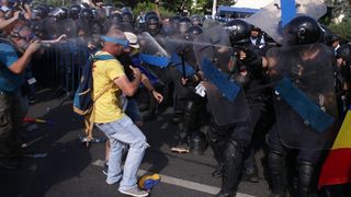 Momentul in care jurnalistii de la o televiziune din Austria au fost atacati de jandarmi in Piata Victoriei, in timp ce se aflau in direct