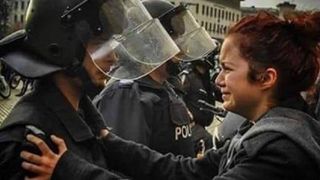 O poza cat o mie de cuvinte! Adevarul din spatele imaginii: "Nu ma bate, frate, caci eu te hranesc"