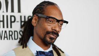 Celebrul rapper Snoop Dogg a publicat un video cu violentele de la proteste. In ce ipostaza apar jandarmii si ce spune despre Romania