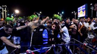 S-a aflat cine sunt doi dintre agresorii jandarmeritei care a fost batuta crunt in Piata Victoriei