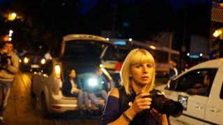 Clipe de groaza pentru o jurnalista! Are arsuri pe fata si pe maini, dupa violentele din Piata Victoriei