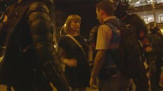 Video! Ce gest a facut o tanara fata de jandarmii care dadeau de pamant cu iubitul ei in seara de 10 august in Piata Victoriei. "Dedicatia" ei este acum virala