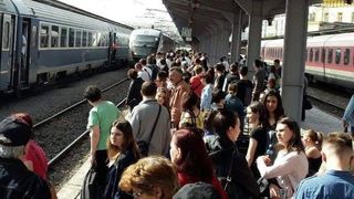 Toate trenurile din tara vor avea intarzieri de circa doua ore din cauza unui accident. Care sunt cele mai afectate rute
