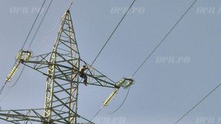 Gest disperat! Un cioban din Vaslui s-a urcat pe un stalp de inalta tensiune, in semn de protest!