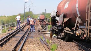 Ancheta dupa accidentul feroviar din Dolj! Apele Romane acuza ca au fost poluate toate paraurile din zona!