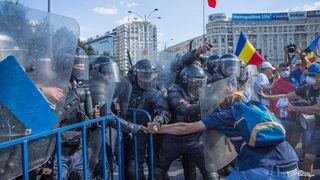 Sunt din nou proteste in Piata Victoriei! Cati oameni s-au strans in cea de-a patra zi!