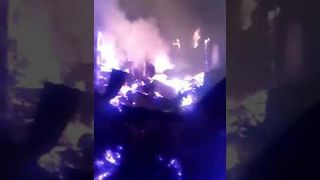 Un incendiu devastator a mistuit patru case la Negrilesti, in Vrancea. O femeie insarcinata a fost luata cu salvarea