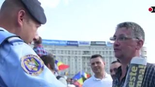 "In momentul in care un prost te reprezinta nu poti sa evoluezi, nu ai cum." Un dialog EMOTIONANT intre un roman plecat in afara si un jandarm, in 10 august 2018