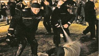 9 greseli "de manual" facute de jandarmi in timpul protestelor din Piata Victoriei! Cum si-au incalcat fortele de ordine propriul regulament?