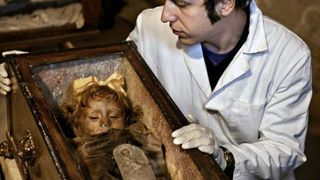 Rosalia, fetita care a uimit lumea! Este moarta de aproape 100 de ani, dar inca arata ca orice copil!