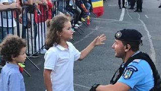 Adevarul din spatele fotografiei postata de Jandarmeria Romana. Care a fost, de fapt, dialogul dintre copii si jandarm. Mama rupe tacerea