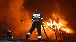 Flacari pe o suprafata de 3.000 de metri la Arad. Rampa de gunoi a orasului a luat foc