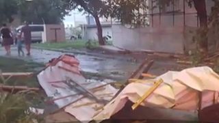 O vijelie puternica a rupt copaci si a smuls un acoperis la Timisoara, iar potopul care a cazut a inundat strazi, case, curti, subsoluri si garaje. Toti pompierii de la ISU Timis au intervenit