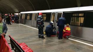 Un barbat s-a aruncat in fata metroului in statia Constantin Brancoveanu. Trenul s-a oprit inainte de impact, iar barbatul nu a fost ranit